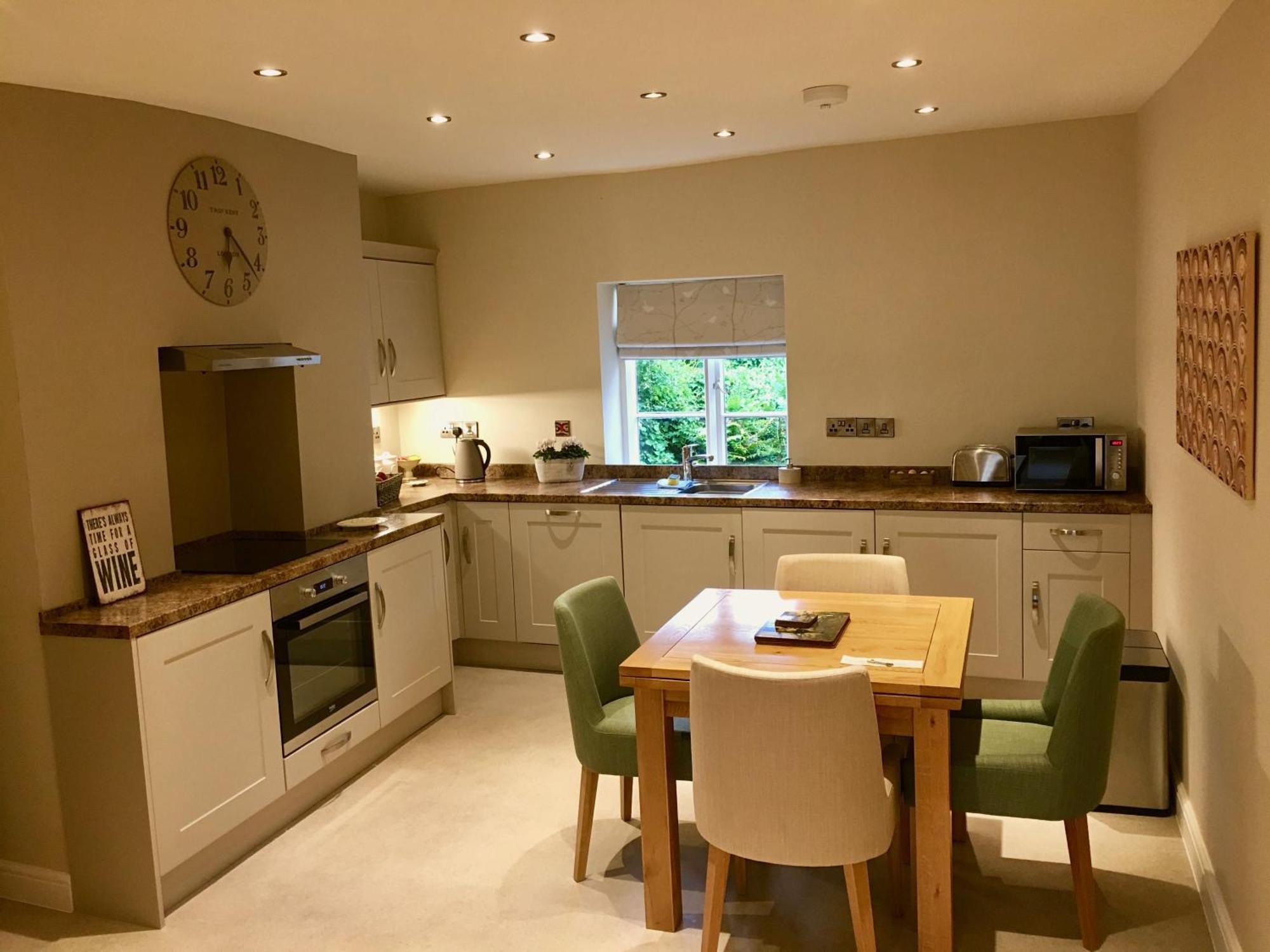 Luxury 2 Bed Apartment With Free Parking Ludlow Exterior photo