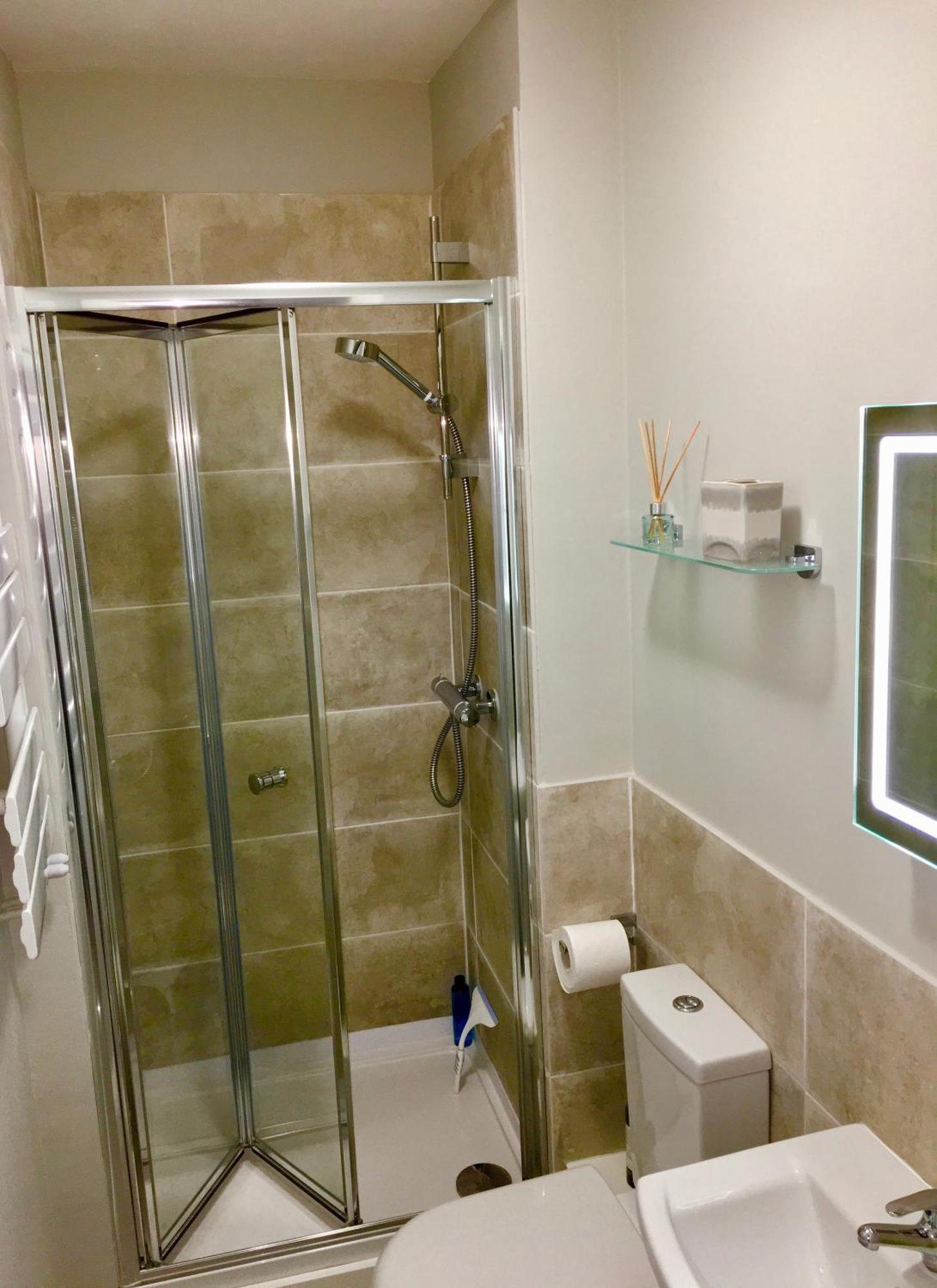 Luxury 2 Bed Apartment With Free Parking Ludlow Exterior photo